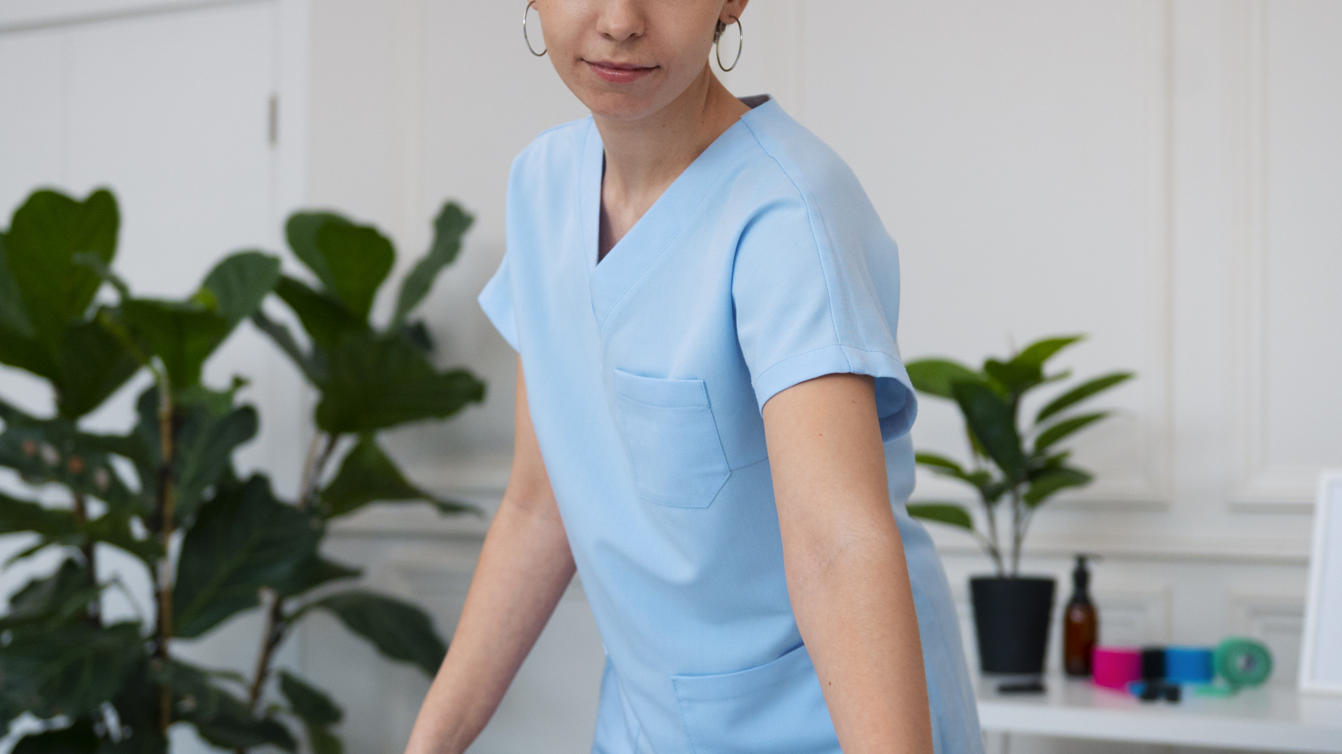 Blouse kiné ostéo : une tenue adaptée aux soins et manipulations
